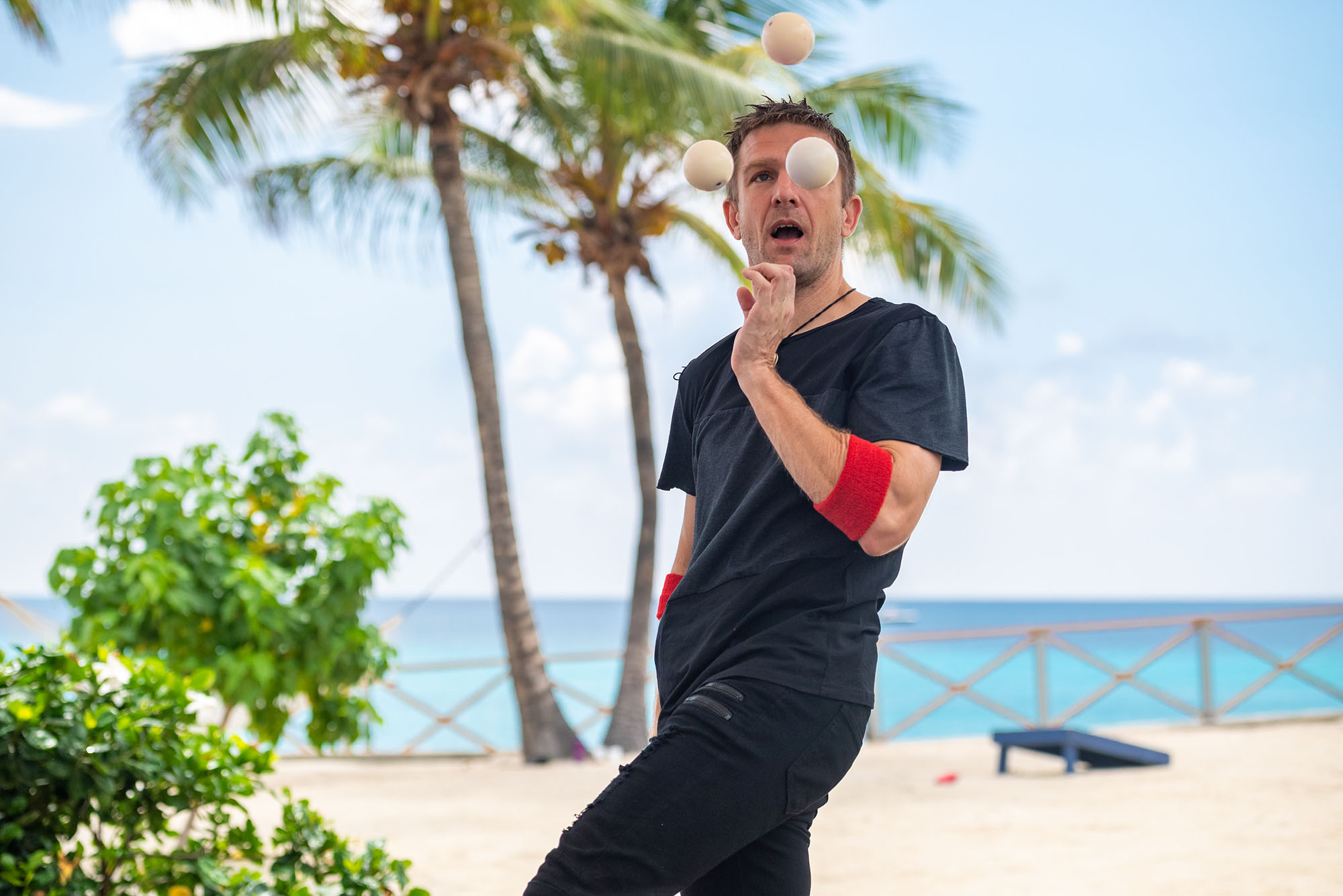 MB_Entertainment_Juggler entertainment on the beach